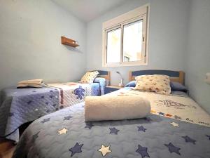 a bedroom with two twin beds and a window at Almerimar Amplio Apartamento de 3 Habitaciones con Piscina, pista de padel, futbol y Garaje Cubierto para 2 Coches en Altas Entinas in Almerimar +52 photos