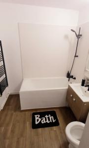 y baño con bañera junto a un aseo. en COQUETTE 2-Dormitoare, en Baia Mare 14 fotos más
