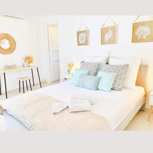 En eller flere senge i et værelse på Naira Family Suites Mykonos