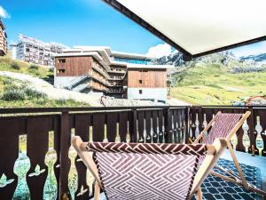 hamak na balkonie z widokiem na góry w obiekcie Résidence Rond Point Des Pistes B - Appartement rénové·Départ et retour ski aux pieds· MAE-2414 w mieście Tignes