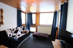 a living room with a couch and a window at Résidence Roches Rouges A - Appartement calme et près des pistes. MAE-2474 in Tignes