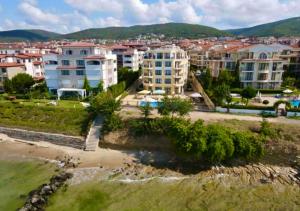 a view of a city with buildings and a river at Horizon Apartament Gut in Sveti Vlas