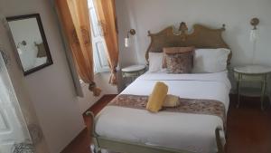 Cama ou camas em um quarto em Guesthouse of Alcobaça