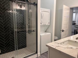 ein Badezimmer mit Dusche mit Glastür in der Unterkunft The Retreat in Lakewood + 14 Fotos