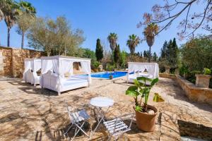 Bazén v ubytování CARAGOL II, Doppelzimmer auf Finca Zenara, XXL Pool, WIFI, AC, Gemeinschaftsküche, Yoga nebo v jeho okolí