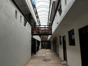 an empty hallway in a building with a skylight at Hotel posada Juquila in Zacatlán