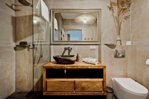 Un baño con lavabo, espejo e inodoro. en Angel Apartment in Porto Łeba, en Łeba 25 fotos más
