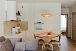 una sala de estar con un sofá y una mesa en Angel Apartment in Porto Łeba, en Łeba