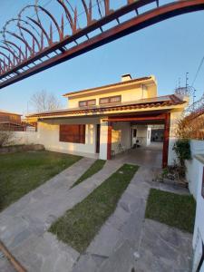 Una casa grande con un patio enfrente. en Casa Ampla 2 dormitorios LARANJAL temporada, en Pelotas