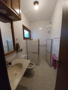 Un baño con lavabo e inodoro en Casa Ampla 2 dormitorios LARANJAL temporada, en Pelotas 13 fotos más