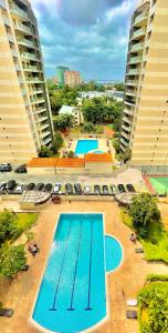 una vista panoramica su due piscine in un resort di Vanity Villa Luxe Residence Ikoyi a Lagos