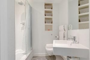 ein weißes Badezimmer mit Toilette und Waschbecken in der Unterkunft 2-Bed Studio At The Heart of Birmingham City Center in Birmingham + 29 Fotos