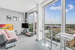 Schlafzimmer mit Stadtblick in der Unterkunft 2-Bed Studio At The Heart of Birmingham City Center in Birmingham