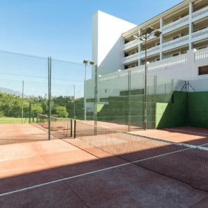 Tenis alebo squash v ubytovaní Ideal Apartamento Manilva Playa alebo jeho okolí