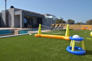 Ο χώρος παιχνιδιού για παιδιά στο Paraga Luxury Villa