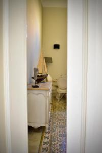 Televisyen dan/atau pusat hiburan di Grand Arcanum Apartment 2 - Comfortable and Elegant