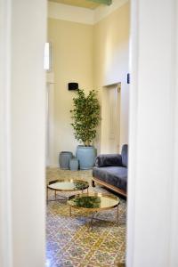 Ruang duduk di Grand Arcanum Apartment 2 - Comfortable and Elegant