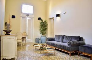 Ruang duduk di Grand Arcanum Apartment 2 - Comfortable and Elegant