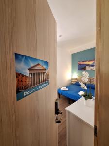 罗马Roma Trastevere Holiday的一间有床和门的房间