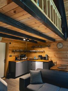 un soggiorno con divano e cucina di Villa Bereska ad Ayder Yaylasi