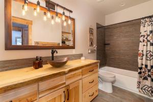 Ένα μπάνιο στο The Bunkhouse, Fire pit, Hot tub, Zion and Bryce +15 φωτογραφίες