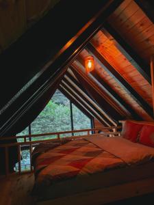 una camera da letto con letto in mansarda di Villa Bereska ad Ayder Yaylasi