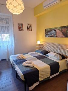 罗马Roma Trastevere Holiday的卧室内的两张床,配有毛巾 更多26张照片