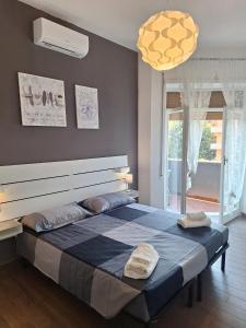 罗马Roma Trastevere Holiday的卧室里有一张大床，上面铺着蓝色毯子