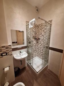 罗马Roma Trastevere Holiday的浴室配有淋浴和洗手池