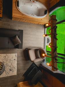 un bagno con vasca e lavandino di Villa Bereska ad Ayder Yaylasi Altre 15 foto