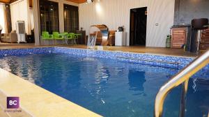 ein Schwimmbad mit Springbrunnen in einem Haus in der Unterkunft Souf view in Gerasa + 8 Fotos