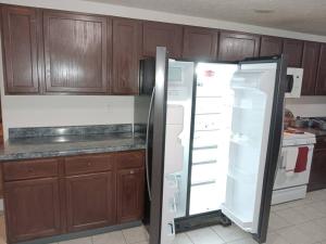 una nevera con la puerta abierta en una cocina en A home away from Home, Near Fort Leonard Wood, en Waynesville