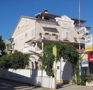 a large white building on the side of a street at Bed and breakfast Porto del Mar in Medulin