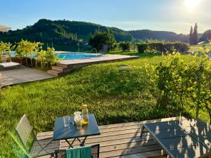 a table on a deck with a view of a yard at An der Lage - Exklusives Apartment mit Toskana Flair in Obegg