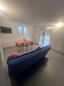 TV a/nebo společenská místnost v ubytování Logement Campagne Coquelicots Plaisance
