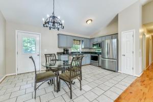 eine Küche mit einem Tisch und Stühlen in einer Küche in der Unterkunft Pet-Friendly Conover Home 7 Mi to Downtown Hickory in Conover