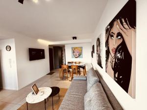 a living room with a couch and a table at Center Suites fantastico in La Plata