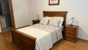 Ένα ή περισσότερα κρεβάτια σε δωμάτιο στο Appartement tout confort Valpaços 2