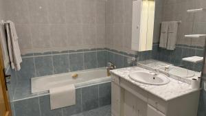 Ένα μπάνιο στο Appartement tout confort Valpaços 2