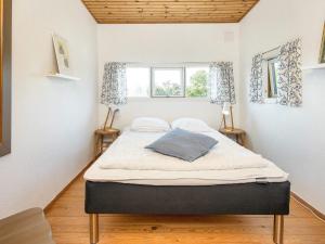 Postel nebo postele na pokoji v ubytování 4 person holiday home in Fanø