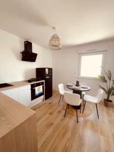 坦耶尔米塔格La DOLCE VITA de Sab的厨房兼餐厅，配有桌椅