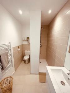 坦耶尔米塔格La DOLCE VITA de Sab的带马桶和水槽的白色浴室