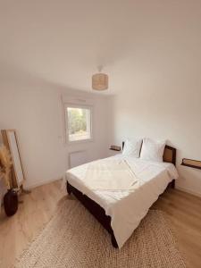 坦耶尔米塔格La DOLCE VITA de Sab的一间带床和窗户的白色卧室