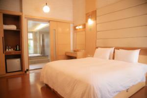 Postel nebo postele na pokoji v ubytování Guanziling Lin Kuei Yuan Hot Spring Resort + 25 fotografií