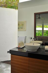 Vonios kambarys apgyvendinimo įstaigoje Villa La Sirena by Nagisa Bali