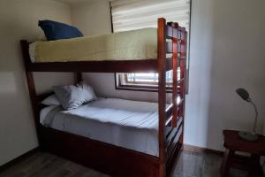 deux lits superposés dans une chambre avec fenêtre dans l'établissement Edificio Costa Pucón a pasos del Lago, à Pucón 41 autres photos