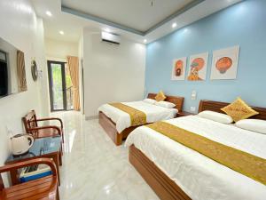 a hotel room with two beds in a room at Van Anh Hotel - Restaurant in Dồng Văn
