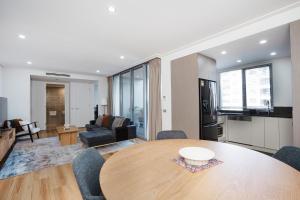 Ruang duduk di Modern 1-Bed Unit with Pool Views and Balcony