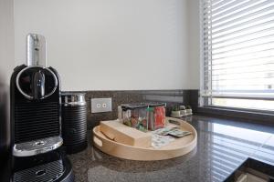 Kemudahan buat kopi dan teh di Modern 1-Bed Unit with Pool Views and Balcony