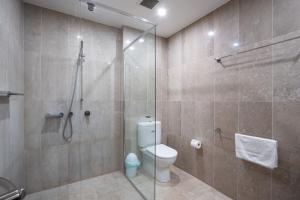 Bilik mandi di Modern 1-Bed Unit with Pool Views and Balcony